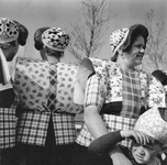 843371 Groepsportret van enkele vrouwen in Spakenburgse klederdracht.